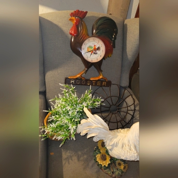 Rooster Hen with clock that crows French coutry decor, farmhouse - Picture 3 of 3